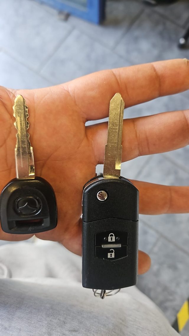 Deux clés automobiles tenues en main