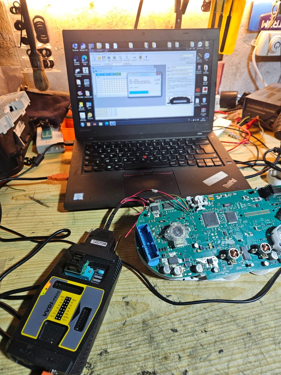 Poste de travail avec outillage de diagnostic automobile