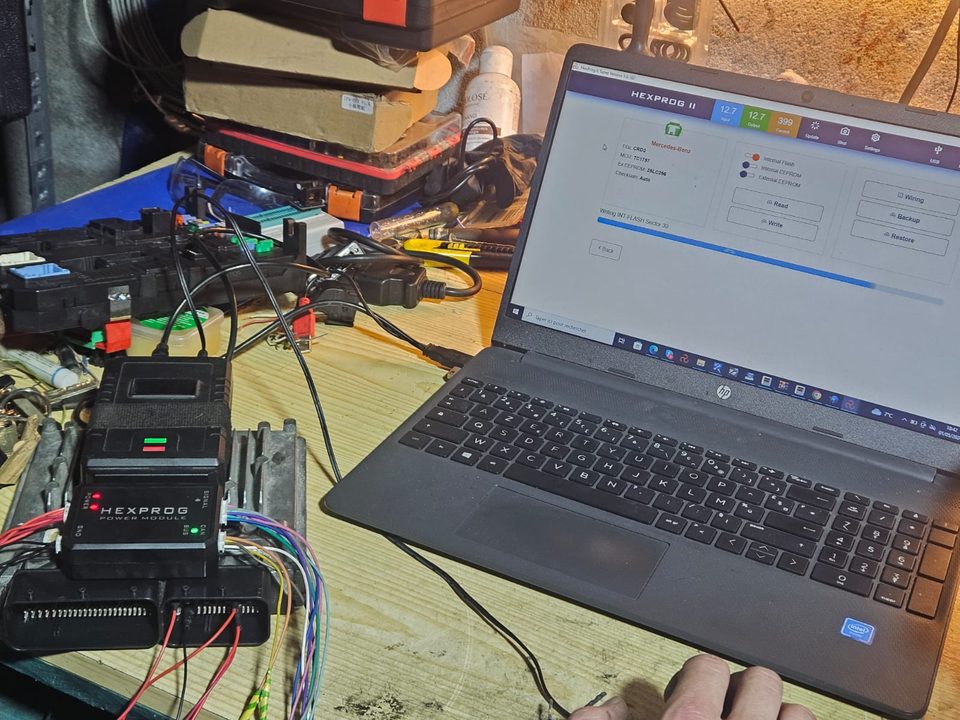 Ordinateur de diagnostic et outil de programmation branchés sur un établi